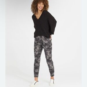 Spanx Stretch Twill Cargo Jogger Pants Size Large Camouflage Camo Ankle Zip